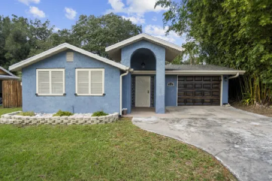 ENTIRE Home, POOL, LANAI/PORCH, Private BAR, MINUTES to Beach, FULLY STOCKED!!