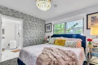 Sleeps 20, HotPool 5Bdr 3Bath Home, 3.5 Miles to the Beach Small Events Welcome Publix Super Market at Tri City Plaza附近的飯店