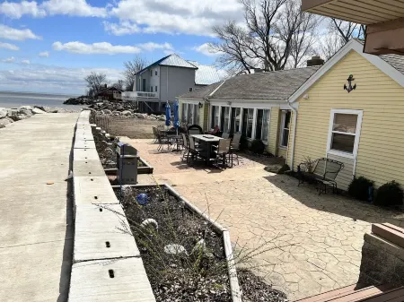 "SHELLSEEKER"  4 BED LAKEFRONT PRIVATE BEACH SLEEPS 14 plus