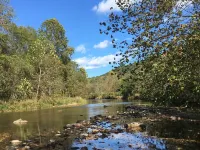 The Tannery!  Private Dipping Pool In The Warm Springs Stream!  Pet Friendly! Hotéis em Bath County
