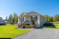 NEW! Scandinavian Cottage in Duke~King Bed - balcony