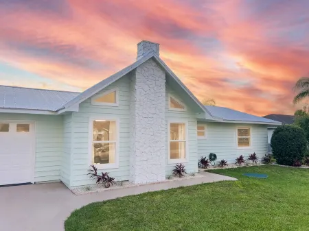 Coastal Gem: Pool, Hot Tub, King Bed, & More Отели рядом с достопримечательностью «Зона отдыха Элкс Парк»