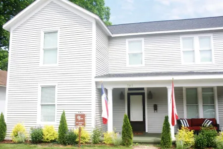 WALK EVERYWHERE!! Downtown Designer Home Close to Everything in Huntsville