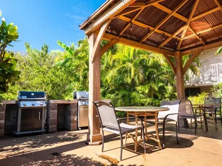 Pool View, 5Min Walk to Charley Young or Kam 1  Beach, Luscious King-Bed. AC