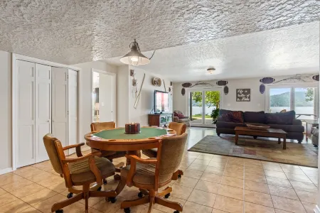 Spacious Lakefront Retreat 6Br, 7BA Private Dock Perfect for Family Reunions