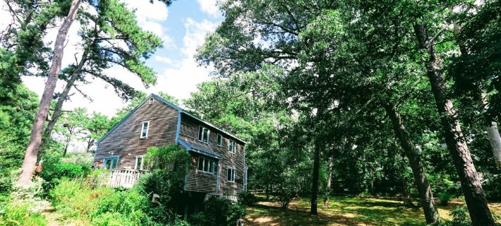 Classic Cape: Huge Yard, Walk to Beaches, Brewster Flats, Restaurants & Bars Отели в г. Брустер