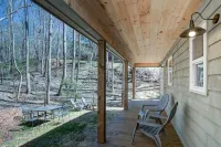 Stylish Cabin within a mile of Town Square