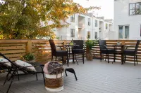 The Nest- Treetop Oasis studio with large deck- walk downtown