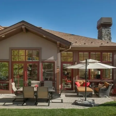 5-Star Craftsman Style Home - Contemporary Decor, Open & Sunny Floor Plan