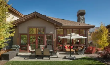 5-Star Craftsman Style Home - Contemporary Decor, Open & Sunny Floor Plan