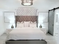 POSHPADZ Villa Kokomo-Lake View Patio- Walk to Jupiter Beach Sleeps 6 주피터 호텔