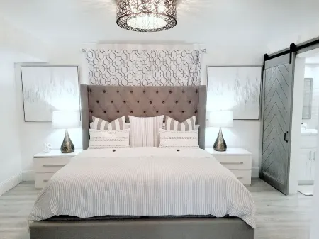 POSHPADZ Villa Kokomo-Lake View Patio- Walk to Jupiter Beach Sleeps 6 Отели рядом с достопримечательностью «Uptown Art Jupiter»