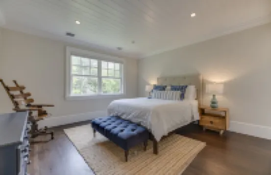 Mansion Near the Bay. 7 bedrooms! Chef’s kitchen.