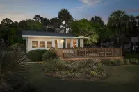 Coastal Cottage across from the beach. Pet friendly! Fully fenced in yard. Hotels near Public Beach Access - 3rd St.W