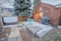 2 Bed 2 Bath, Downtown CB, Hot Tub, Fireplace, Parking, Yard! Nordic skiing! Hotels near Crested Butte Rental & Demo Center