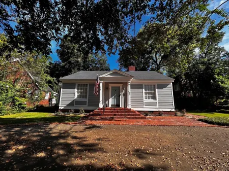 Historic 3-bedroom Cloverdale Home next to Playhouse