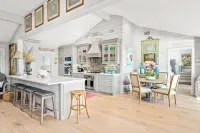 Heated Pool, Hot Tub, Kayaks, Fishing, 5BR Waterfront Home in Key Allegro - 4-نجوم