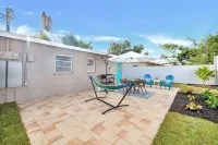 Peaceful Villa, 3.3 mi to the Beach & Big Parking
