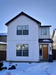 New 3-bedroom house in NW Bend with giant TV, fun for the whole fam!