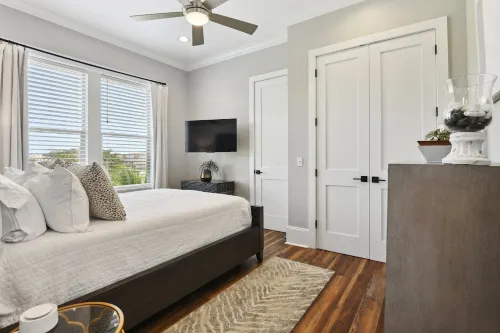 4 BR/4 Ensuite Bath/Games/Walk to Beach & Heated Pool / Spa