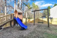 HOT TUB! Renovated, Sleeps 6, pets OK! Close to everything