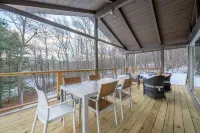 NEW Mid Century Expansive Hillside 4-bed nature retreat on 100+ acres - Wifi