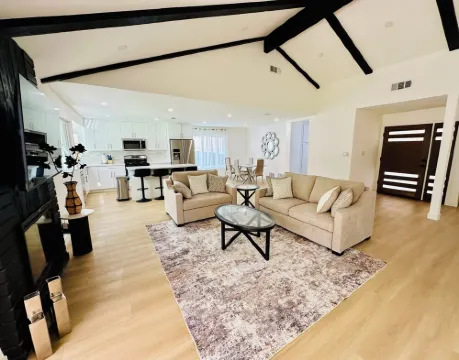 Beautiful Family Friendly Canyon Home with Pool & BBQ, 14 mi to Six Flags