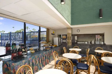 Days Inn by Wyndham Panama City Beach/Ocean Front