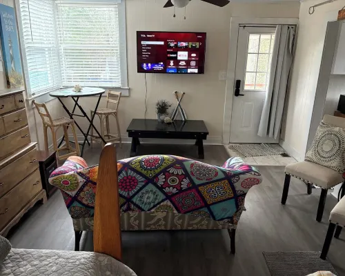 Upstairs Retreat with Private Stairs. Pet Friendly. 23ft Boat Parking. Hotele w: Morehead City