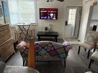 Upstairs Retreat with Private Stairs. Pet Friendly. 23ft Boat Parking.
