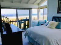 BEACH FRONT HOME in Paradise!  2 min walk down your private path to ocean waves! Hôtels à proximité de : CA-1