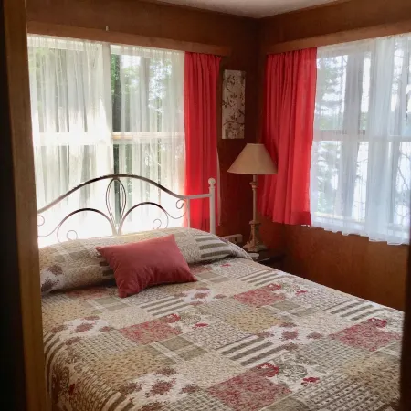 Tranquil Lakefront Cottage Near Acadia Nat’l Park.