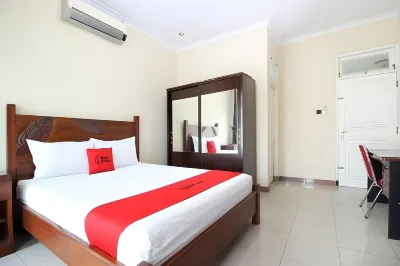RedDoorz Plus Near Stie Ykpn