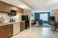 Holiday Inn Express & Suites Petersburg - Fort Lee by IHG - Parkplatz