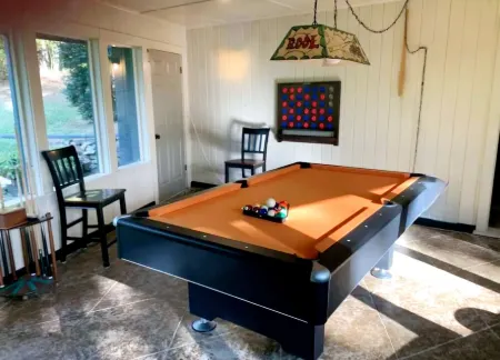 2 Homes! 6 BR 5BA! Swimming pool! Private Hot Tub! Pool Table! Basketball Hoop!