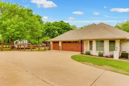 Lake Front Villa with Pool, Spa, 4 Bedroom and 3 Bath Отели в г. Роулетт