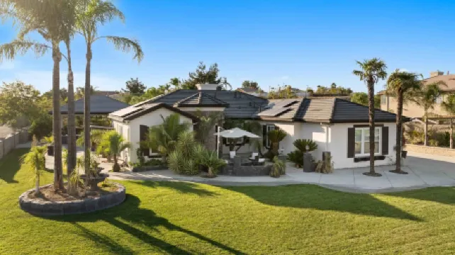 Spacious 4-bedroom house in delightful Riverside with WiFi, AC