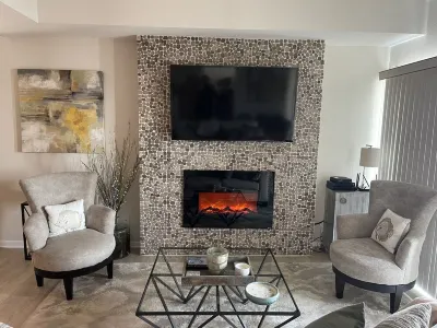 Beautifully Decorated on Condo on Lake