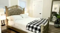 Detached charming house 2 bedroom 1 bath  Prime location King Bed!