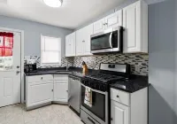 3-bedroom townhome in peaceful Wilmington with AC, WiFi. Enjoy your stay