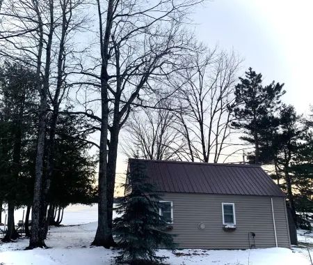 Lake Front Cabin Located On Muskallonge Lake