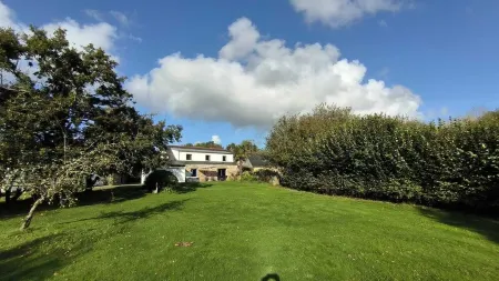 Le 18 : Gîte 6 /8 Persons with Spa and Japanese Sauna Отели в г. Финистер