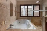 Luxury Apartment– Private Pool & Rooftop Jacuzzi