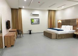 De City Hotel and Resort
