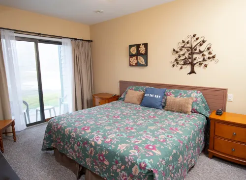 Ski-in, Ski-Out 2 Br Condo with View of Ski Lift! Condo