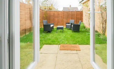 House of Emperor by Your Lettings UK Отели рядом с достопримечательностью «Longthorpe Tower»