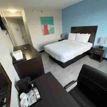 Travelodge by Wyndham Ozone Park Rooms
