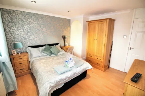 2 Bed House - Sleeps 4 - Parking - Pets - Garden