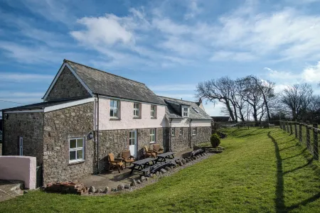 Bunk House - 4 Bedroom - Llangenith Отели в г. Llangennith Llanmadoc and Cheriton