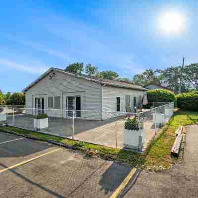 Great Lakes Inn & Suites Hotel Exterior
